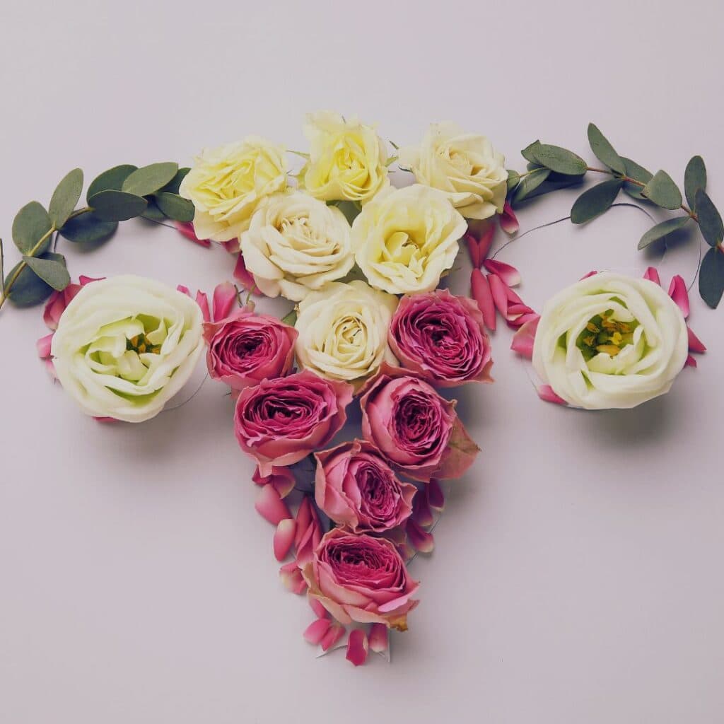 Baarmoeder gemaakt van bloemen.